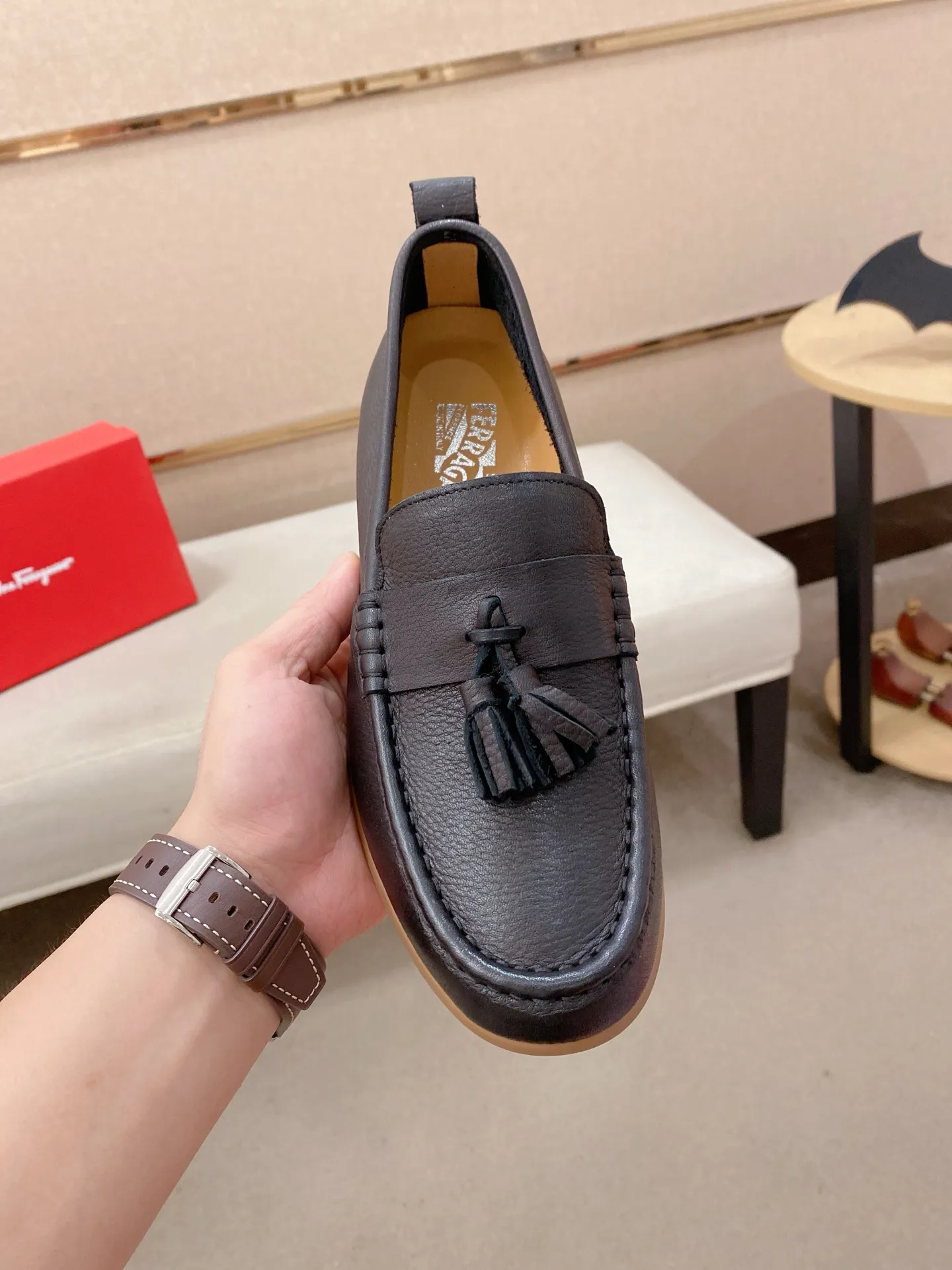 Factory price 500💰 Original Ferragamo men's shoes! The world's top brands...Luxury quality...//Fashion and high-end footwear 👍💪🏻...give you a low-key luxury comfort experience👍. The upper is made of pure Italian imported original cowhide and sweat-absorbent sheepskin lining. It is comfortable and breathable, high-end and classy... luxurious and noble!! .. OEM factory shipment [Hug] stall.. Original board. Welcome to taste..38--44.